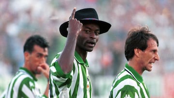 03-10-99. FINIDI SE COLOCO EL SOMBRERO CORDOBES TRAS MARCAR GOL EN EL PARTIDO ENTRE EL BETIS - OVIEDO. FOTO: MORENATTI