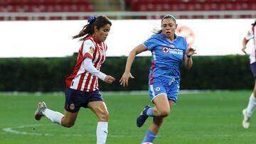 (I-D), Joseline Montoya y Nancy Zaragoza durante el partido Guadalajara vs Cruz Azul, correspondiente a la Jornada 17 del Torneo Apertura 2022 de la Liga BBVA MX Femenil en el Estadio Akron, el 24 de Octubre de 2022.