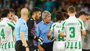 Pellegrini charla con sus jugadores.