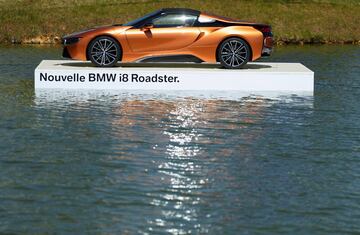 BMW promocionó su marca colocando un coche en el centro del lago durante del Open de Francia de Golf 