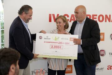 Juan Cantón y Javier Mattallanas entregan el cheque a Maite Solas, vicepresidenta de Fundela.