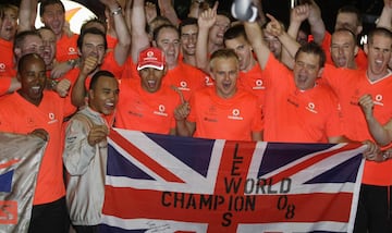 El piloto inglés de McLaren-Mercedes se alzó con su primer campeonato mundial tras el Gran Premio de Brasil donde tenía a Felipe Massa de rival. Se convirtió con 23 años en el piloto más joven en proclamarse campeón.