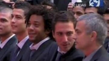 <b>DIÁLOGO. </b>Higuaín conversa con Mourinho en la Comunidad.