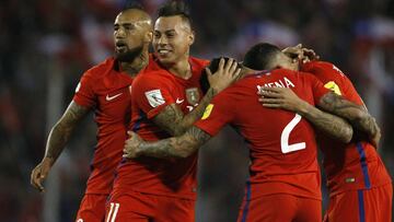 Eduardo Vargas anota el primer gol ante Ecuador.