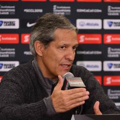 A cinco días del Clásico, Restrepo renuncia como DT de Olimpia