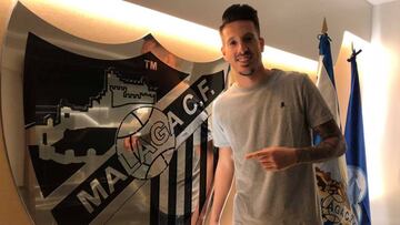 Iv&aacute;n Rodr&iacute;guez, posando junto al escudo del M&aacute;laga en La Rosaleda.