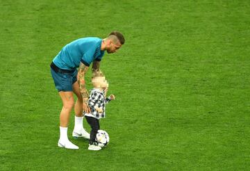 Los niños irrumpen en el entreno del Madrid en Kiev