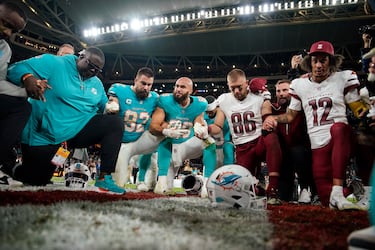 Jugadores de Miami Dolphins y Washington Commanders después del partido.