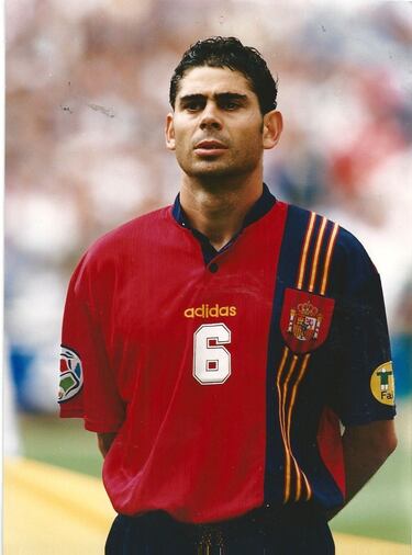 A pesar de ser defensa, es uno de los máximos goleadores en la historia de la selección española al marcar 29 goles de 1989 a 2002. Fue a cuatro Mundiales (Italia 90, Estados Unidos 94, Francia 98 y Corea-Japón 2002) en donde marcó cinco goles en total, aunque sólo jugó tres certámenes pues en Italia no tuvo participación.