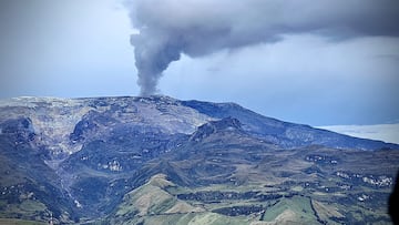 An aerial view of Nevado Del Ruiz volcano located on the border of Caldas and Tolima taken during an overflight made by the Colombian Air Force, in Tolima, Colombia April 10, 2023. Colombian Air Force/Handout via REUTERS ATTENTION EDITORS - THIS IMAGE WAS PROVIDED BY A THIRD PARTY. MANDATORY CREDIT. NO RESALES. NO ARCHIVES