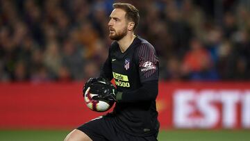 Oblak durante un partido con el Atlético.
