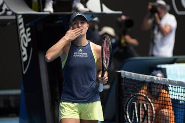 Kerber crushes Keys to book her place in the semis