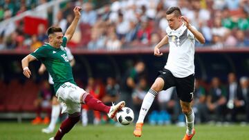 Soccer Football - World Cup - Group F - Germany vs Mexico - Luzhniki Stadium, Moscow, Russia - June 17, 2018 Mexico's Hector Herrera in action with Germany's Julian Draxler REUTERS/Axel Schmidt