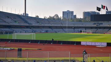 Vista de los policías resguardando la cabecera sur del Estadio Olímpico Universitario