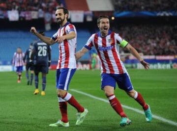 El centrocampista del Atlético de Madrid Raúl García celebra su gol, primero del equipo, durante el encuentro de la fase de grupos, grupo A, de la Liga de Campeones que Atlético y Olympiacos disputan esta noche en el estadio Vicente Calderón, en Madrid.