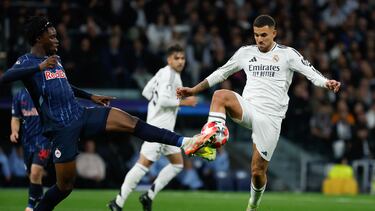 MADRID, 22/01/2025.- El centrocampista del Real Madrid Dani Ceballos (d) pelea un balón con el centrocampista Moussa Yeo (i), del Salzburgo, durante el partido de la Liga de Campeones de fútbol que Real Madrid y FC Salzburgo disputan este miércoles en el estadio Santiago Bernabéu. EFE/JuanJo Martín