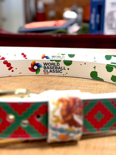 Jugadores del Clásico Mundial de Beisbol 2026 se expresan a través de zapatos personalizados y cinturones