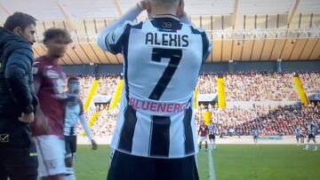 Alexis iba a entrar a la cancha y así reaccionó un rival: todo el público gritó