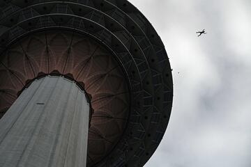 Salto desde desde la plataforma abierta de 300 metros de altura de la emblemática Torre Kuala Lumpur de Malasia durante el Salto Internacional de la Torre en Kuala Lumpur