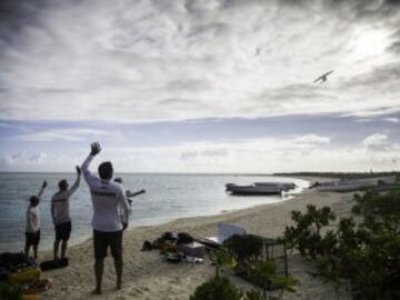 La embarcación que participa en la Volvo Ocean Race encalló en un arrecife en las Islas Mauricio.