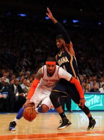 Carmelo Anthony de los New York Knicks contra Paul George de los Pacers de Indiana durante el quinto partido de las semifinales de la Conferencia Este de la NBA Playoffs 2013 en el Madison Square Garden el 16 de mayo de 2013 en la ciudad de Nueva York.