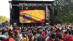 Ambiente durante el partido de semifinales de la Eurocopa entre España y Francia desde una pantalla gigante en la explanada de Puente del Rey, a 9 de julio de 2024, en Madrid (España).