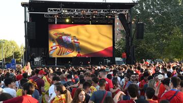 Ambiente durante el partido de semifinales de la Eurocopa entre España y Francia desde una pantalla gigante en la explanada de Puente del Rey, a 9 de julio de 2024, en Madrid (España).