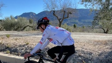 Adrià Pericas, en un entrenamiento de pretemporada con el UAE.