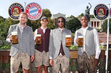 Harry Kane, Jamal Musiala, Sacha Boey y Mathys Tel durante la fiesta del Oktoberfest celebrado en Munich.