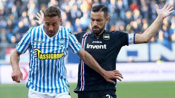 Thiago Cionek y Fabio Quagliarella en una jugada del SPAL-Sampdoria de la Serie A.