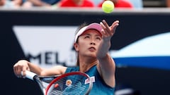 La tenista china Peng Shuai saca durante su partido ante la canadiense Eugenie Bouchard en el Open de Australia 2019.