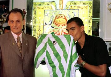 El Betis tir¨® la casa por la ventana gastando m¨¢s de treinta millones de euros por este mediocentro de veinte a?os. Durante sus a?os en Sevilla jug¨® los Mundiales de 1998 y 2002 con Brasil, selecci¨®n con la que alcanz¨® las 62 internacionalidades. Se despidi¨® apunt¨¢ndose una Copa del Rey en 2005, aunque no disput¨® ni un minuto de aquella edici¨®n.
