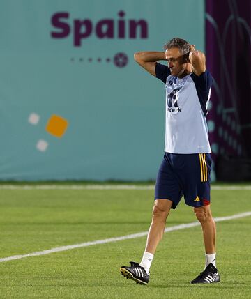 Luis Enrique visiblemente pensativo durante el entrenamiento tras la derrota de ayer ante Japón. 