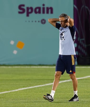 Luis Enrique visiblemente pensativo durante el entrenamiento tras la derrota de ayer ante Japón. 