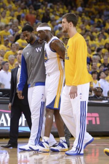 Jermaine O'Neal se tuvo que retirar del partido por una lesión en su rodilla derecha. Baja importante para los Warriors.