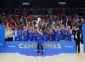 El Perfumerías Avenida alcanzó con su octava Liga Femenina Endesa al Ros Casares en la cima de equipos con más títulos ligueros. Las salmantinas vencieron en la final al Valencia Basket por la vía rápida: 2-0. 