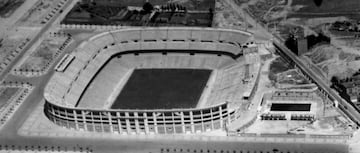 Las obras del Nuevo Estadio de Chamartín se acabaron a lo largo del año 1947 y se inauguró el día 14 de diciembre de 1947, con un partido amistoso entre el Real Madrid y el Os Belenenses de Portugal. A la derecha de la imagen se puede observar lo que hoy es La Esquina.

