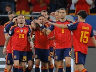 Los jugadores de la Selección celebran un gol de Dani Olmo.
