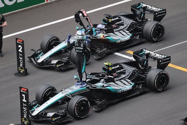 Andrea Kimi Antonelli, de Mercedes, celebra su victoria en el Gran Premio de China frente a George Russell.