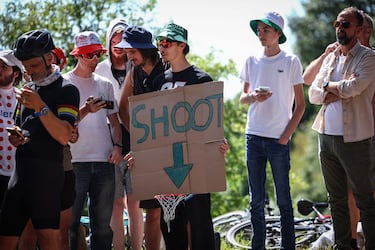 Los espectadores se alinean a lo largo de la ruta de la carrera con un objetivo de cartón improvisado para atrapar los bidones durante la cuarta etapa de la 112.ª edición del Tour de Francia.