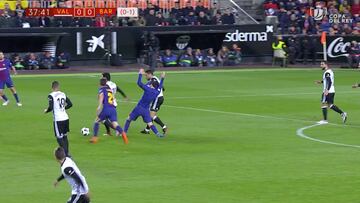 ¡A Messi le sacan la camiseta y el árbitro no pita ni falta!