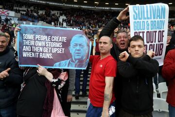 Tras la derrota de 0-3 ante el Burnley, seguidores de los Hammers ingresaron al campo para recriminar a sus jugadores.