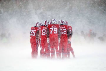 El New Era Field de Buffalo se pintó de blanco con la espectacular nevada que cayó en el juego entre los Indianapolis Colts y los Buffalo Bills. El juego terminó 13-7 en favor de los Bills. La temperatura estaba en -2 grados centígrados con vientos de 29 kilómetros por hora.