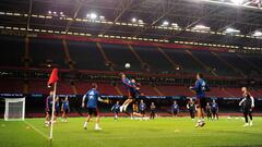 La Selecci&oacute;n espa&ntilde;ola, durante su entrenamiento en Cardiff.