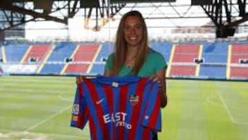 Maitane L&oacute;pez Mill&aacute;n posa con la camiseta del Levante. 