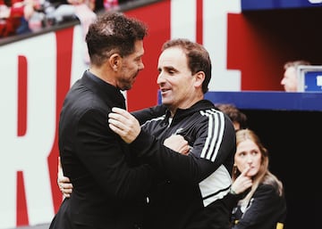 Saludo entre Diego Pablo Simeone y Jagoba Arrasate antes del inicio del encuentro.