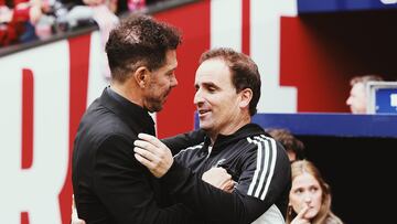 Saludo entre Diego Pablo Simeone y Jagoba Arrasate antes del Atlético-Osasuna de mayo de 2024.