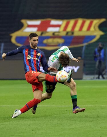 Ferrna Torres y Juan Miranda pugnan por un balón dividido.