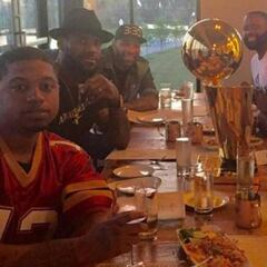 LeBron James celebra el campeonato con su 'familia'