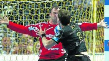 <b>TAPADO. </b>Omeyer le cierra a Laen todos los ángulos de su meta.